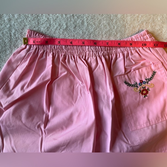 Vintage “C’est joli” brand pink shorts w embroidered flowers, Sz S - Picture 6 of 7